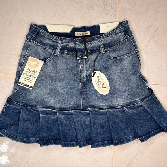 Dresses & Skirts - Vintage High waisted Mini Demin Skirt with belt size 9